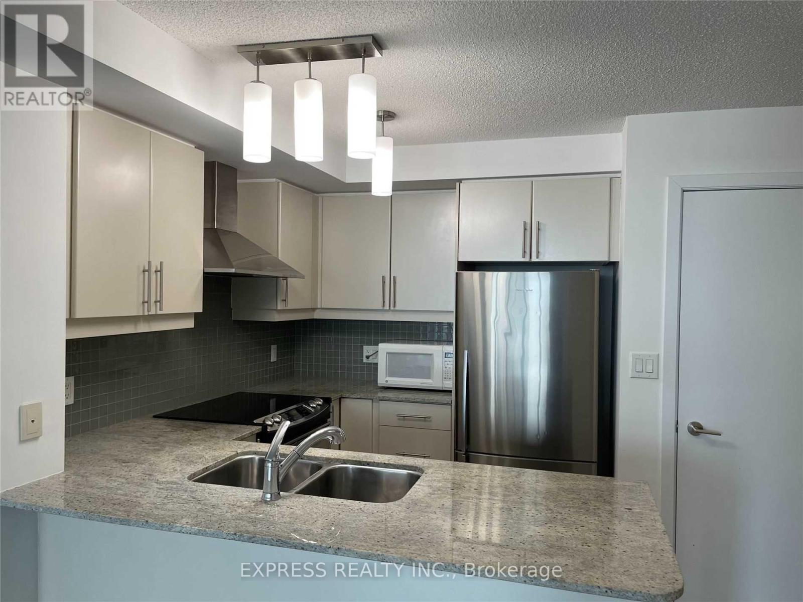 1010 - 18 Harbour Street, Toronto, Ontario  M5J 2Z6 - Photo 1 - C14082672
