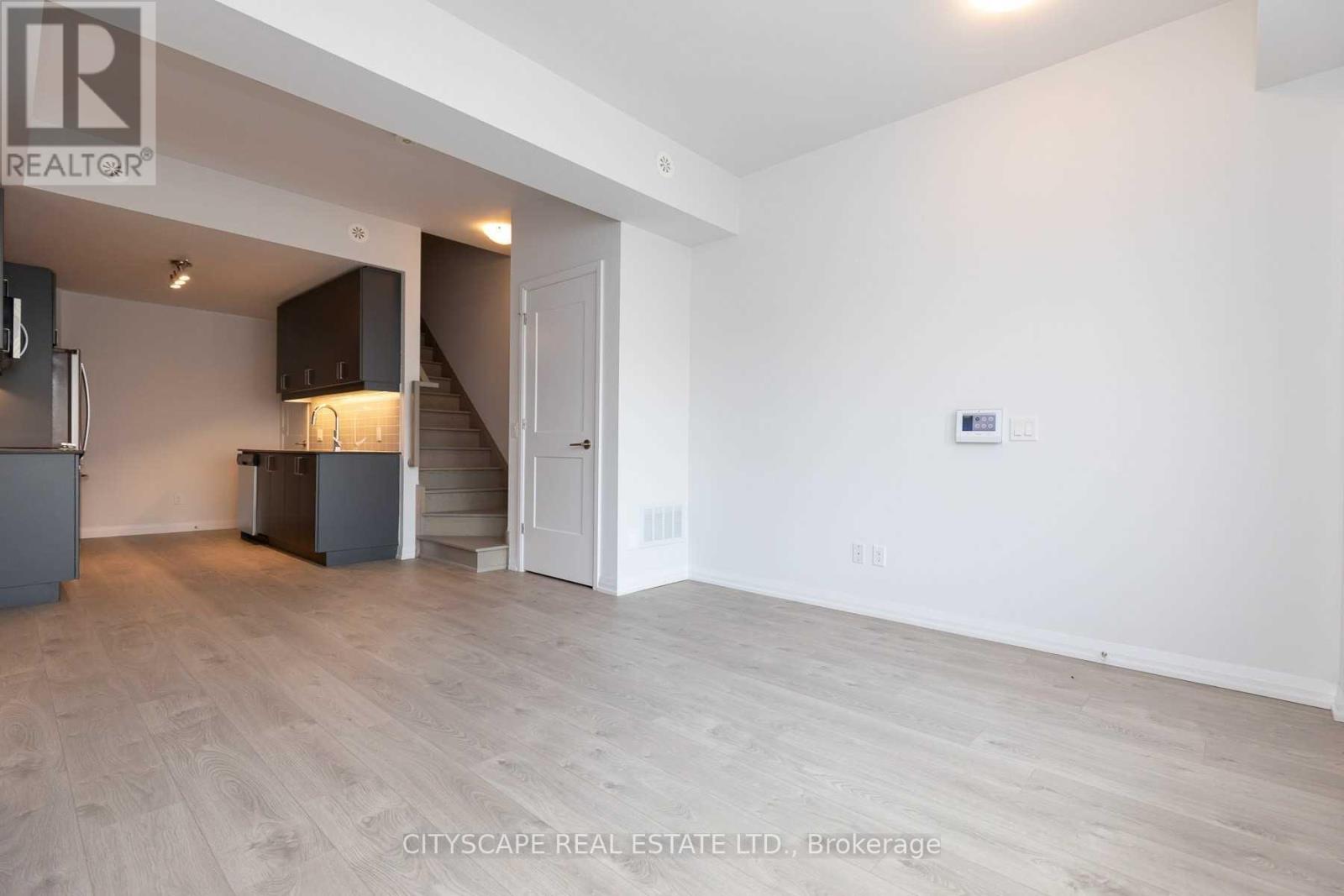 Th07 - 1010 Portage Parkway, Vaughan, Ontario  L4K 0K3 - Photo 2 - N14082744