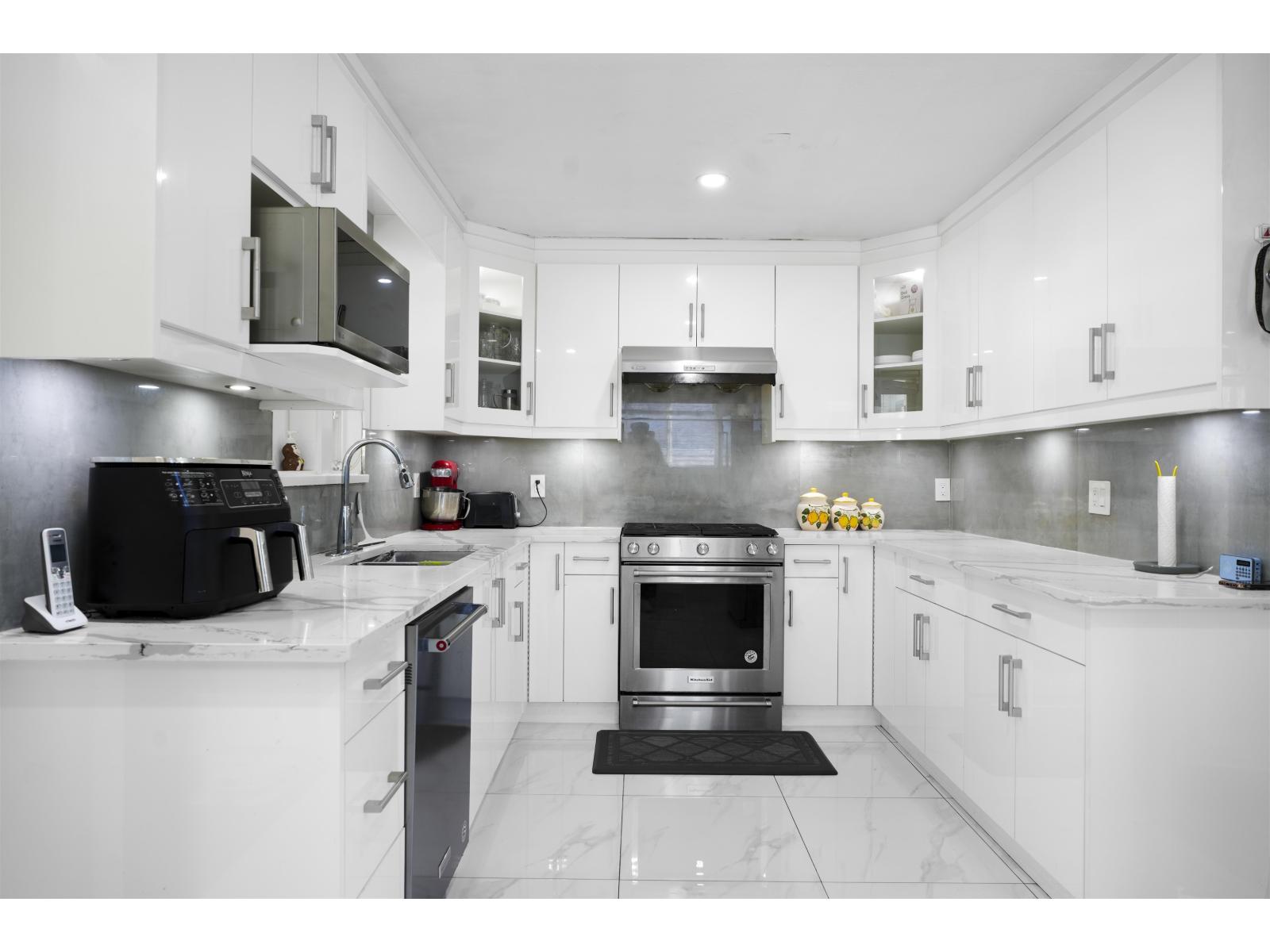 14217 67 Avenue, Surrey, British Columbia  V3W 0P5 - Photo 2 - R3174890