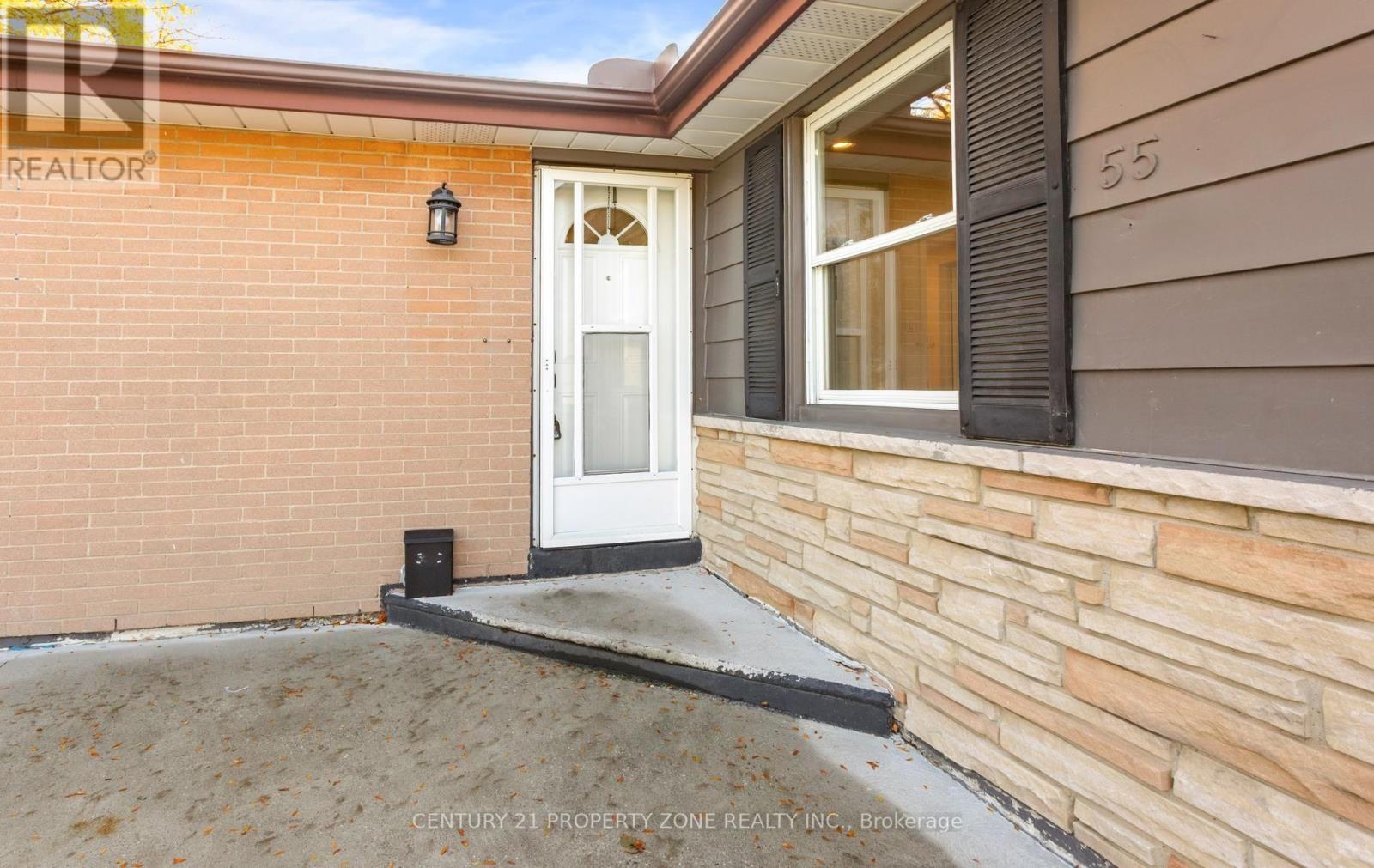 55 Brentwood Drive, Brampton, Ontario L6T 1R1 - Photo 3 - W13883452