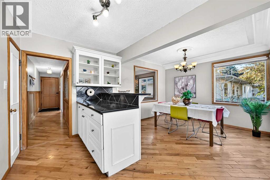 2208 Capitol Hill Crescent Nw, Calgary, Alberta  T2M 4B9 - Photo 5 - A2351727