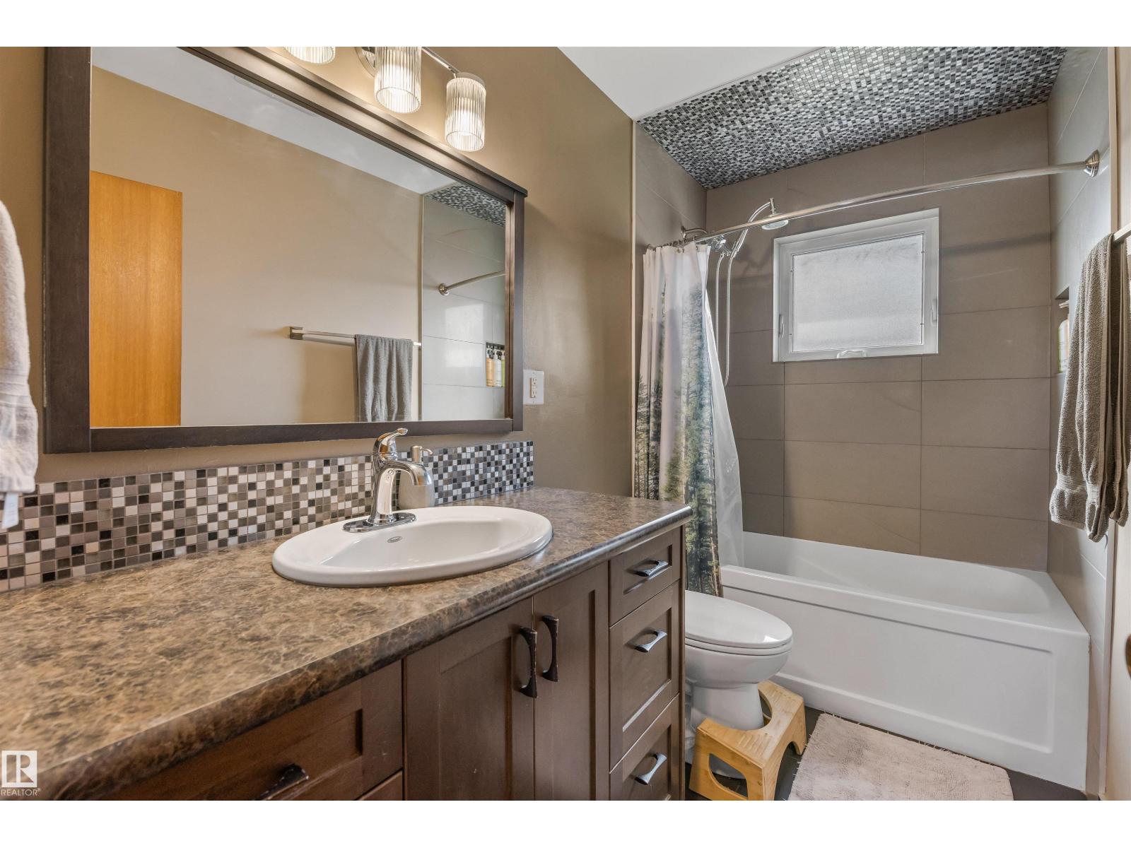6207 85 AV NW