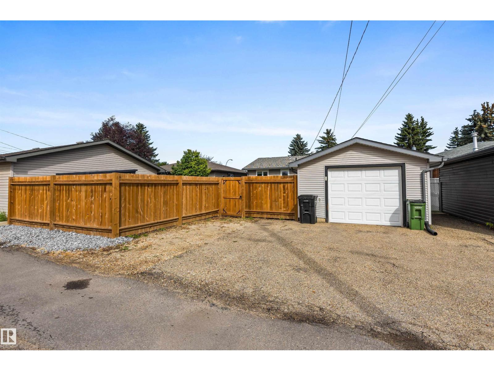 6207 85 AV NW