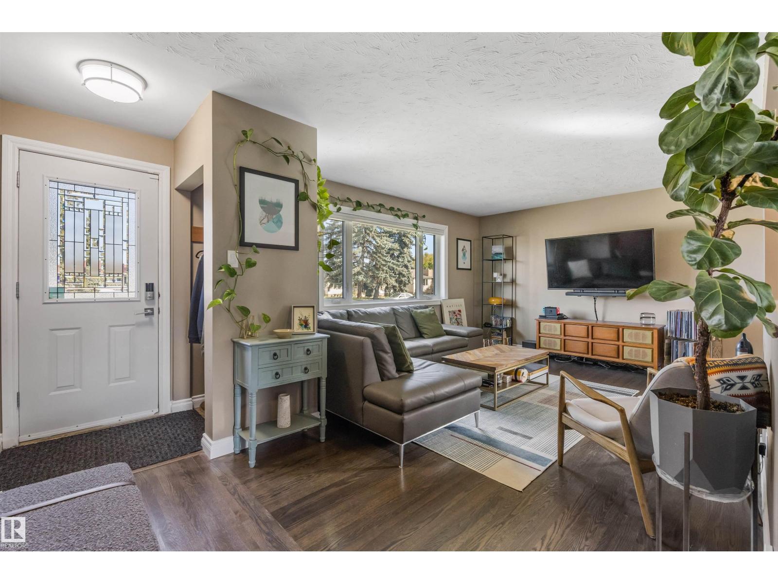 6207 85 AV NW