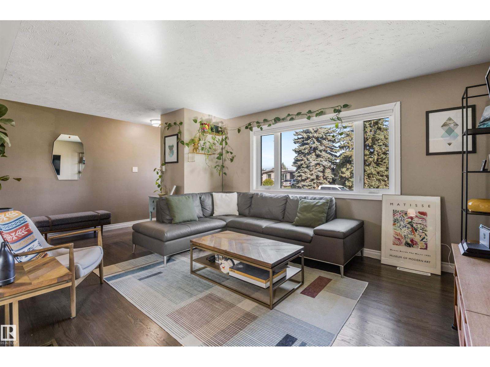 6207 85 AV NW