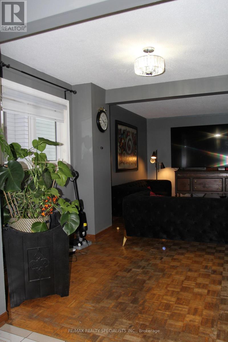 31 Laburnham Avenue, Toronto, Ontario  M8W 1S6 - Photo 6 - W14083052