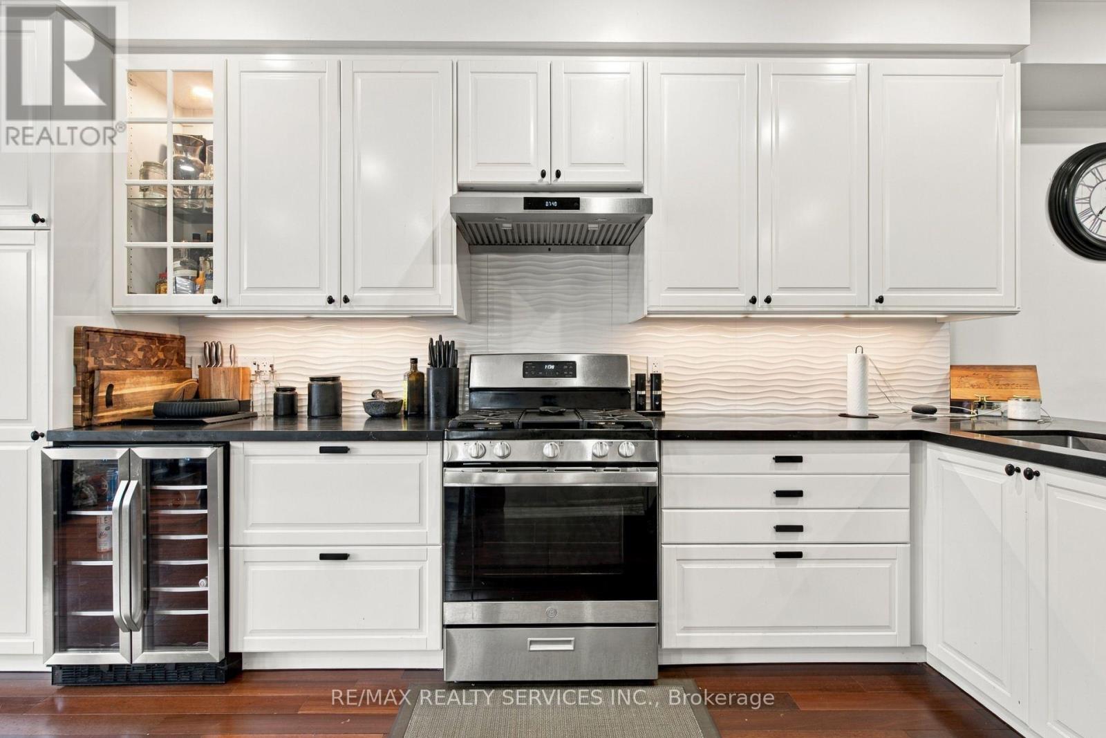 38 Bell Manor Drive, Toronto, Ontario  M8Y 0A4 - Photo 10 - W14083182