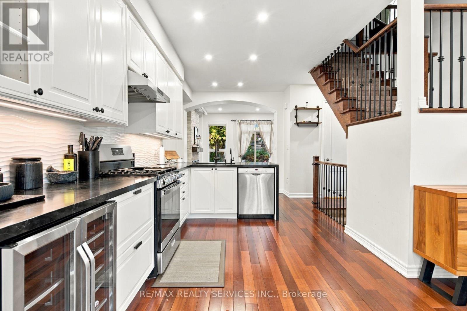 38 Bell Manor Drive, Toronto, Ontario  M8Y 0A4 - Photo 12 - W14083182