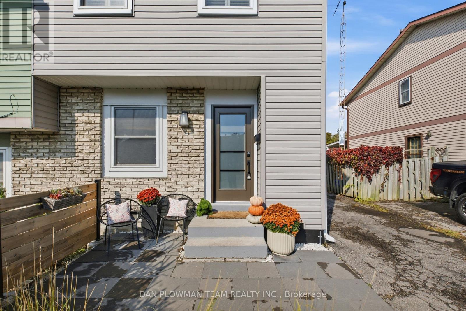 1204 Southdale Avenue, Oshawa, Ontario  L1H 7Z3 - Photo 2 - E14083330