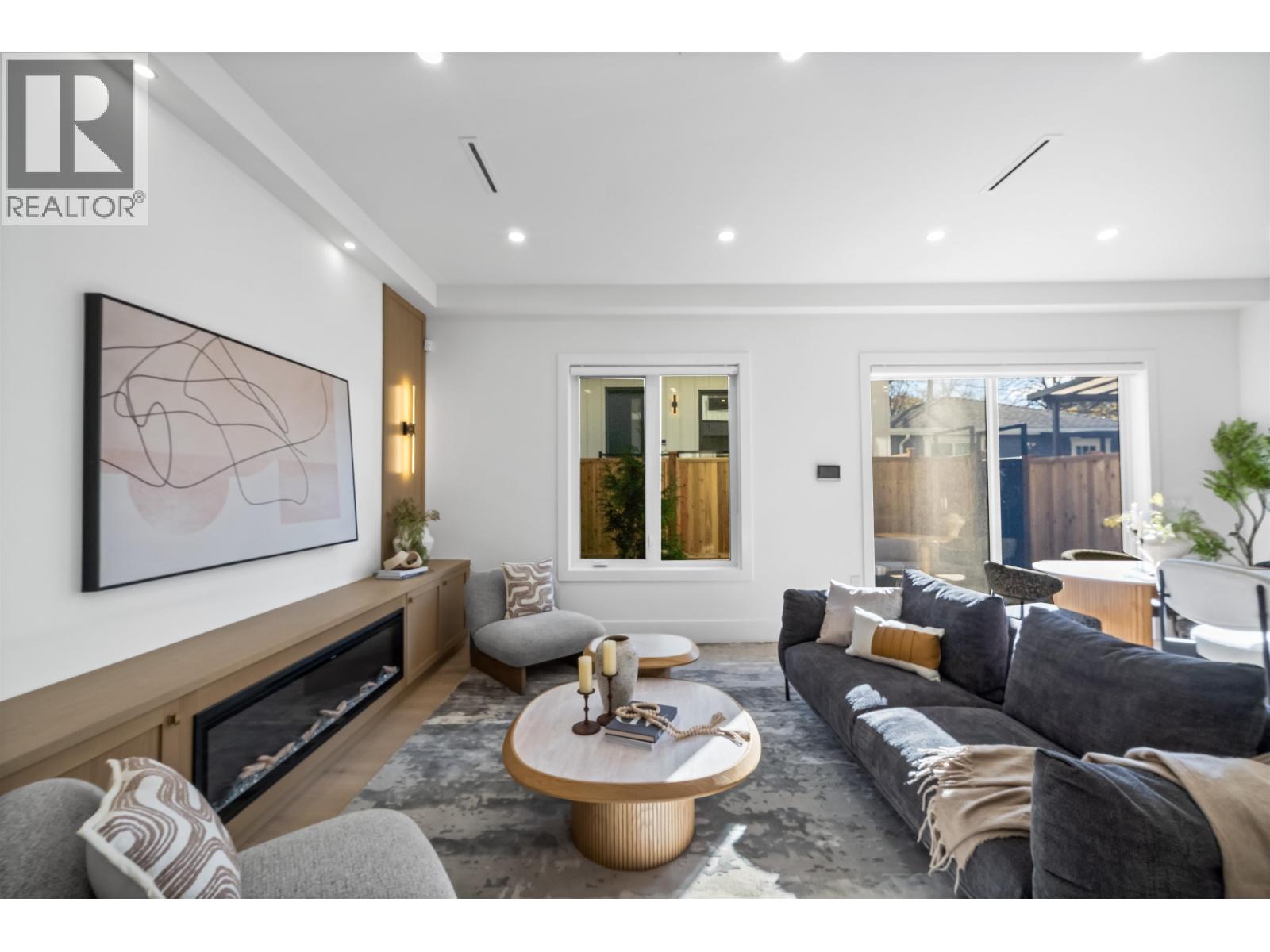 2 2710 Kitchener Street, Vancouver, British Columbia  V5K 3E1 - Photo 2 - R3175764