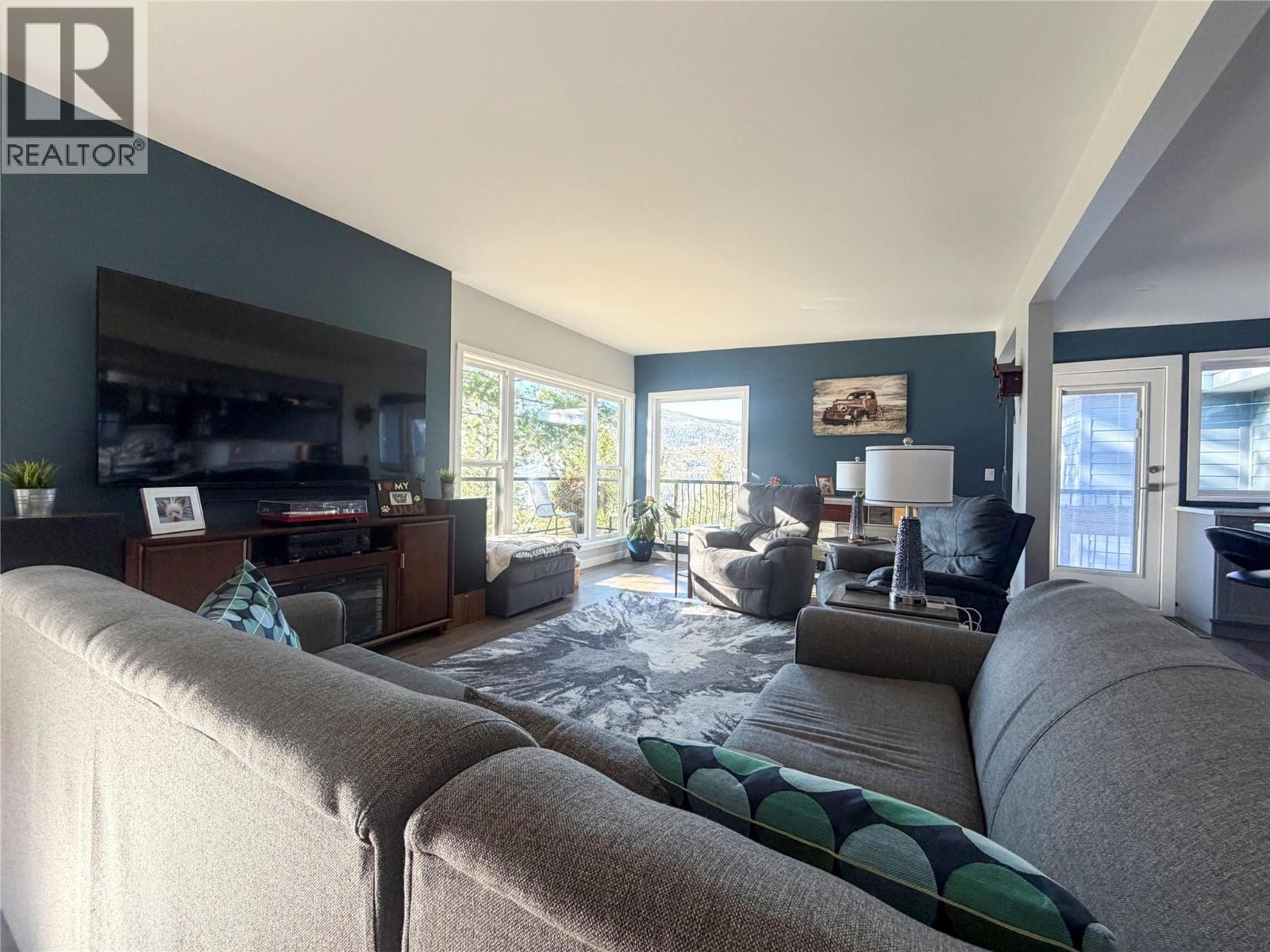 265 8th Avenue, Montrose, British Columbia  V0G 1P0 - Photo 3 - 10403421