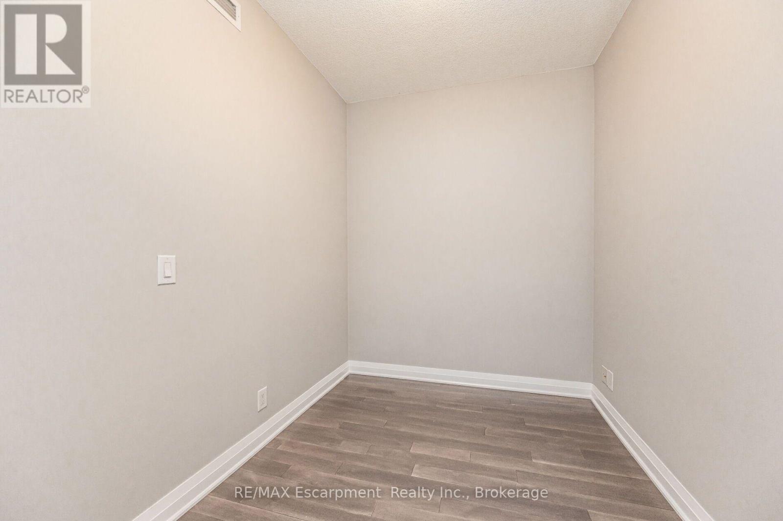# 209 - 1055 Southdown Road, Mississauga, Ontario  L5J 0A3 - Photo 5 - W14083496