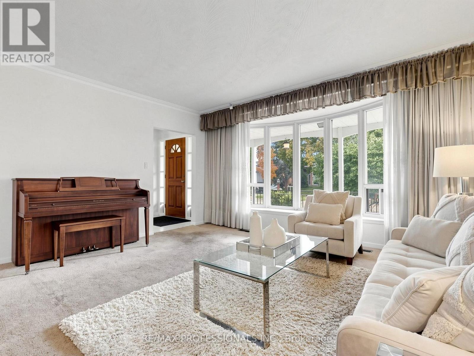 34 Crestridge Heights Road, Toronto, Ontario  M9P 1A4 - Photo 3 - W14083638