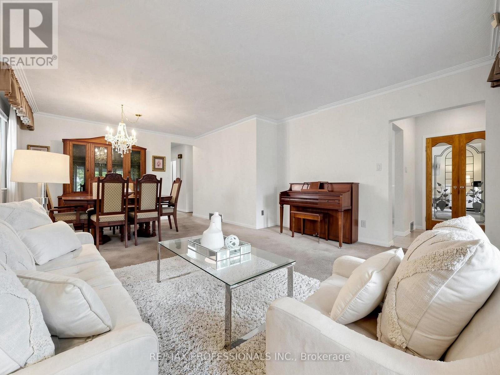 34 Crestridge Heights Road, Toronto, Ontario  M9P 1A4 - Photo 5 - W14083638