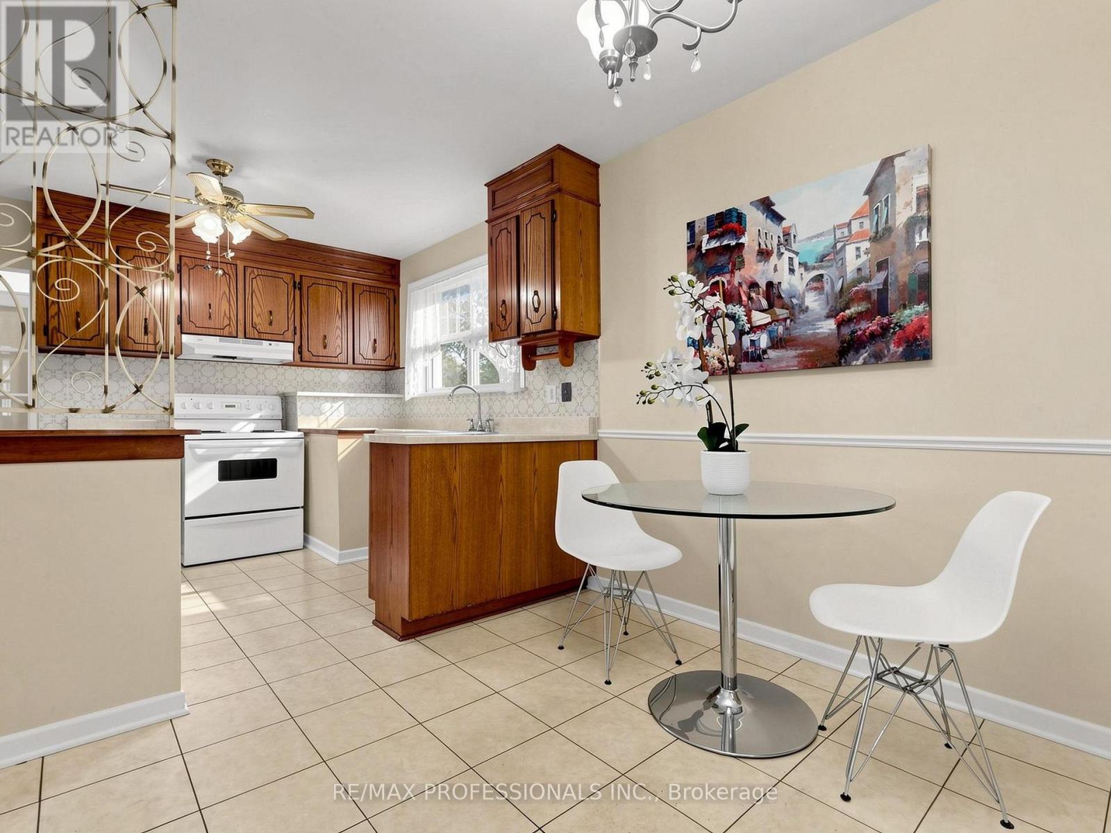 34 Crestridge Heights Road, Toronto, Ontario  M9P 1A4 - Photo 7 - W14083638
