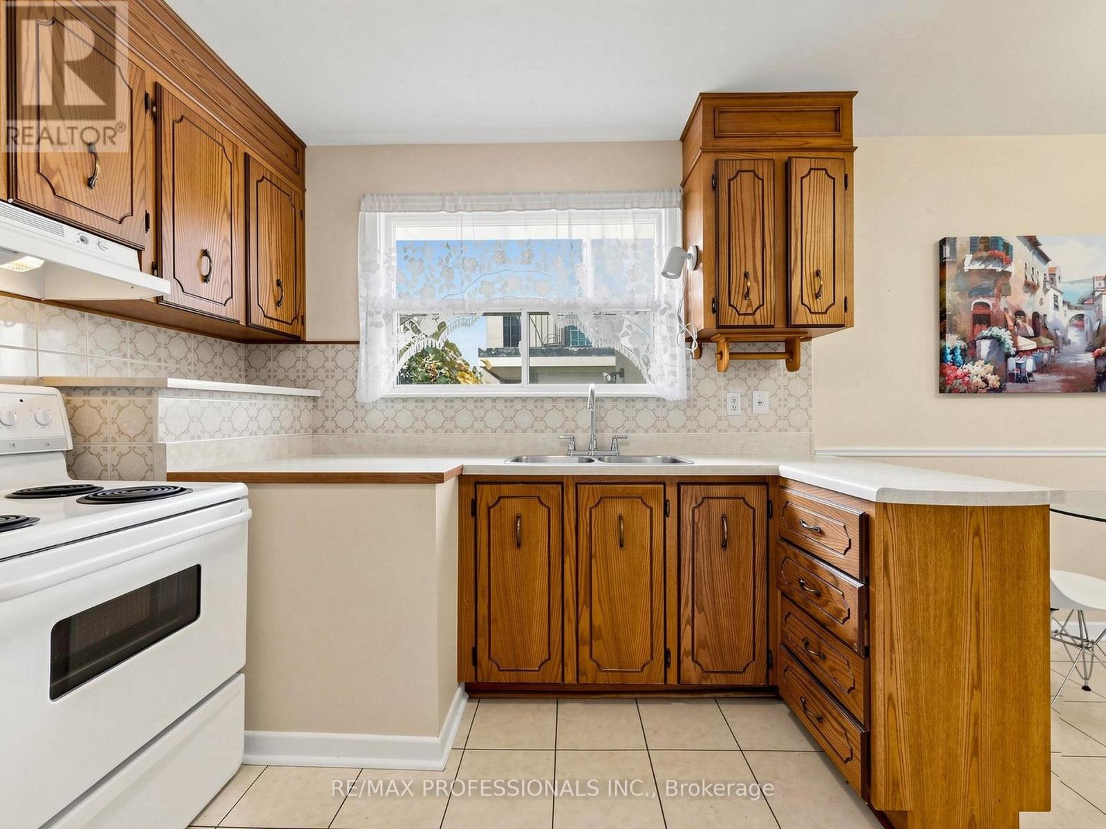 34 Crestridge Heights Road, Toronto, Ontario  M9P 1A4 - Photo 8 - W14083638