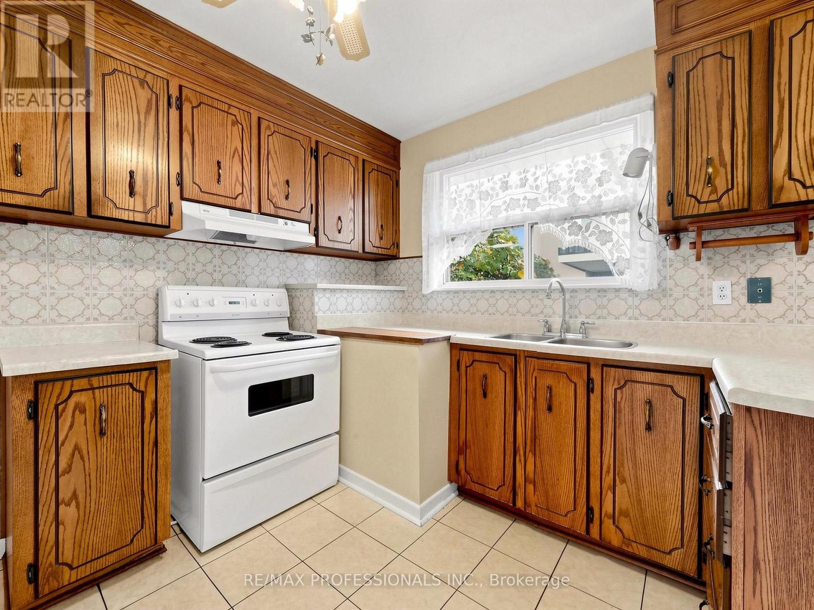 34 Crestridge Heights Road, Toronto, Ontario  M9P 1A4 - Photo 9 - W14083638