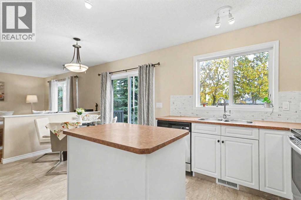 436 Rocky Ridge Bay NW, Calgary, Alberta  T3G 4H8 - Photo 10 - A2351708