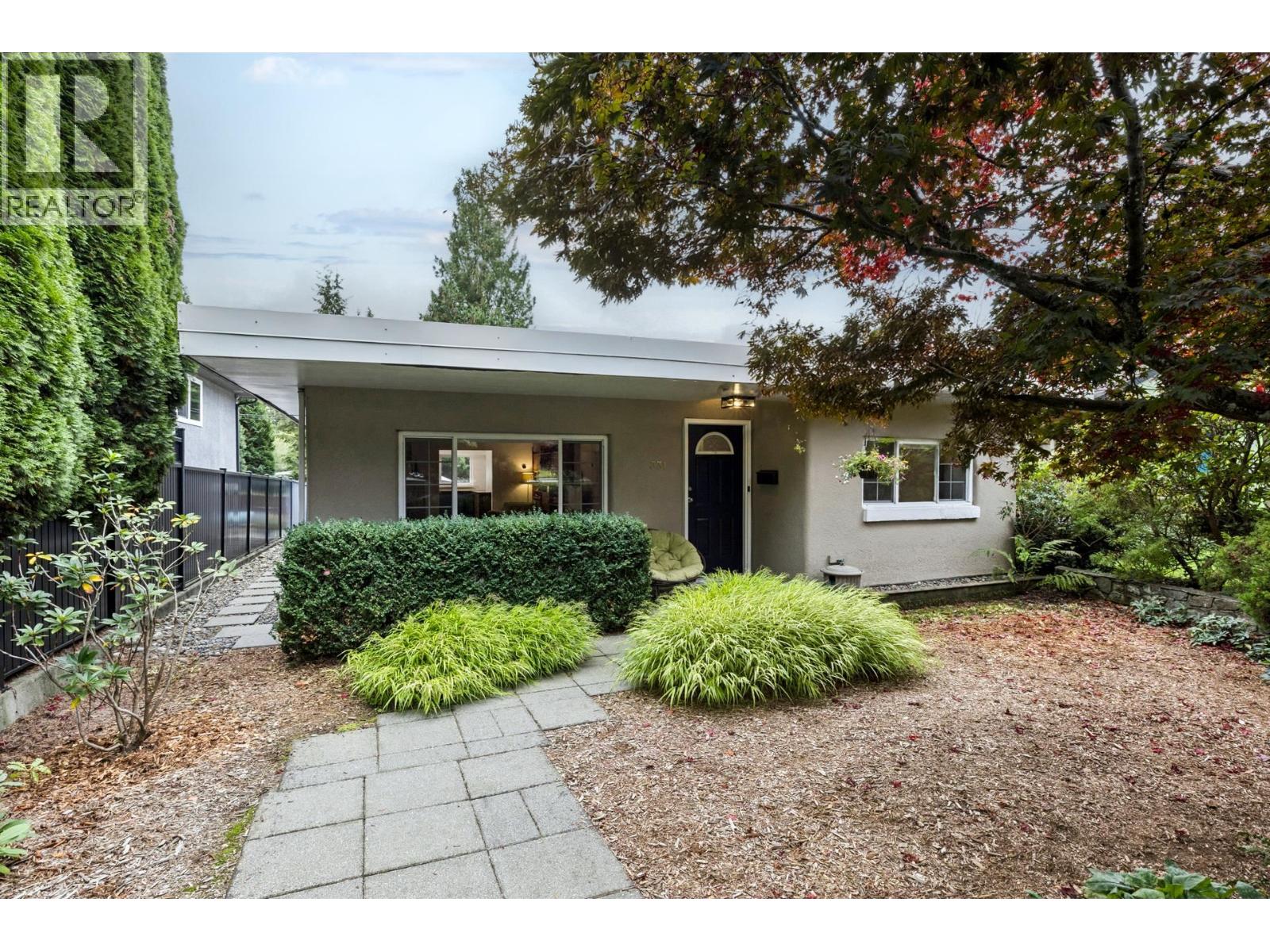 331 E 24th Street, North Vancouver, British Columbia  V7L 3E9 - Photo 2 - R3175796
