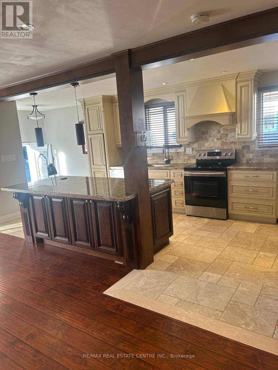 3324 Strabane Drive, Mississauga, Ontario  L5C 1W7 - Photo 3 - W13826728