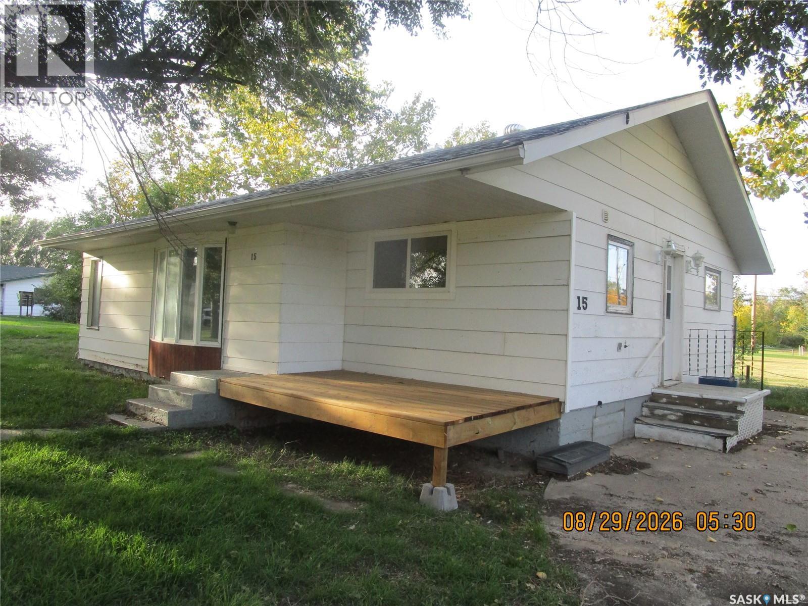 13 3rd Street E, Willow Bunch, Saskatchewan  S0H 0B0 - Photo 2 - SK051001