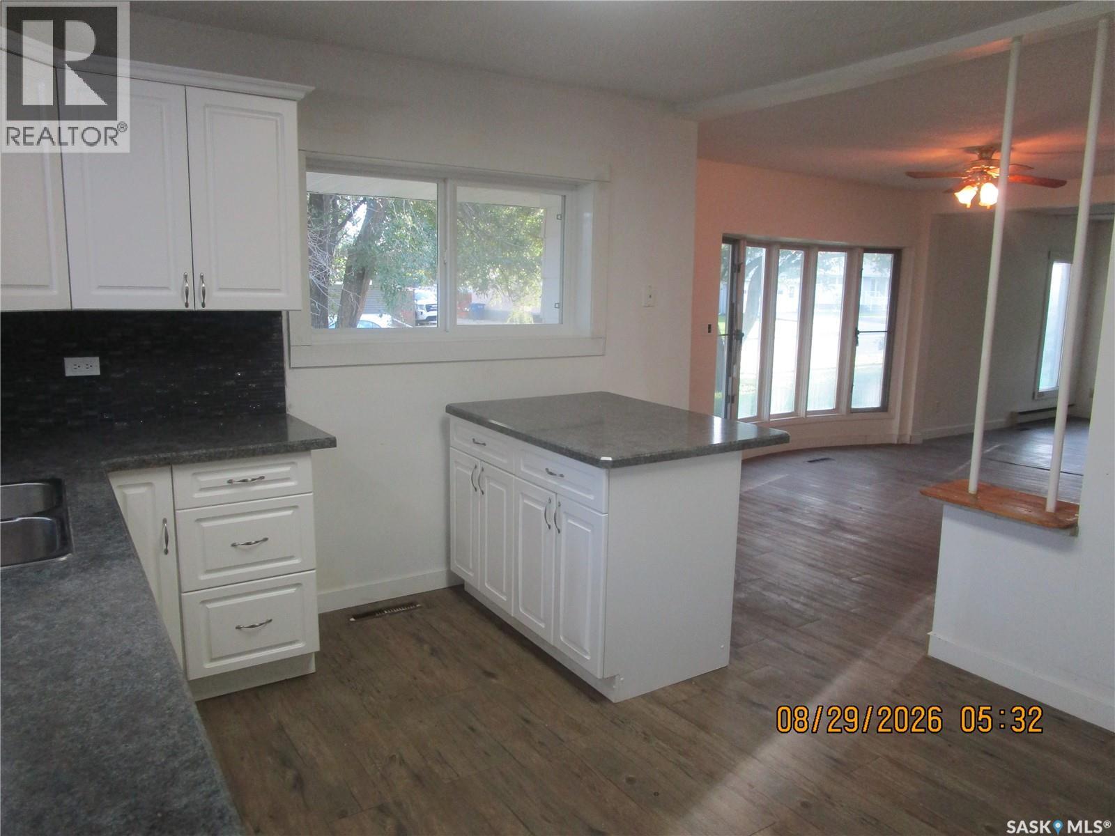 13 3rd Street E, Willow Bunch, Saskatchewan  S0H 0B0 - Photo 7 - SK051001
