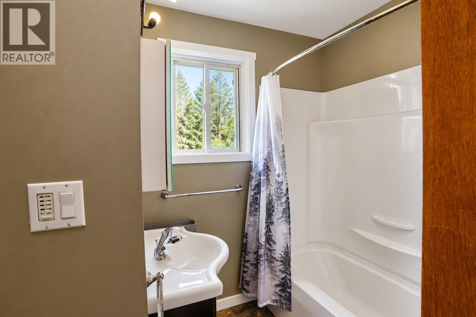 195 Lerose Street, Trail, British Columbia  V1R 3L7 - Photo 11 - 10402098