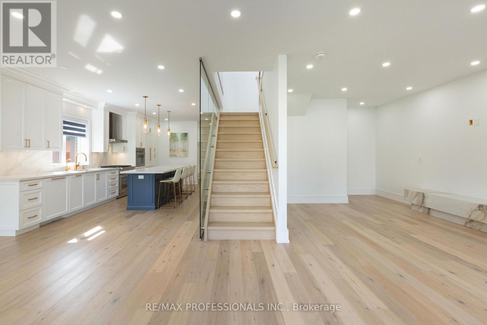 28 Martin Grove Road, Toronto, Ontario  M9B 4J9 - Photo 4 - W14084076
