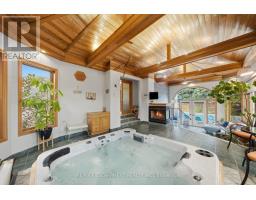 16 REDWOOD COURT, Hamilton, Ontario