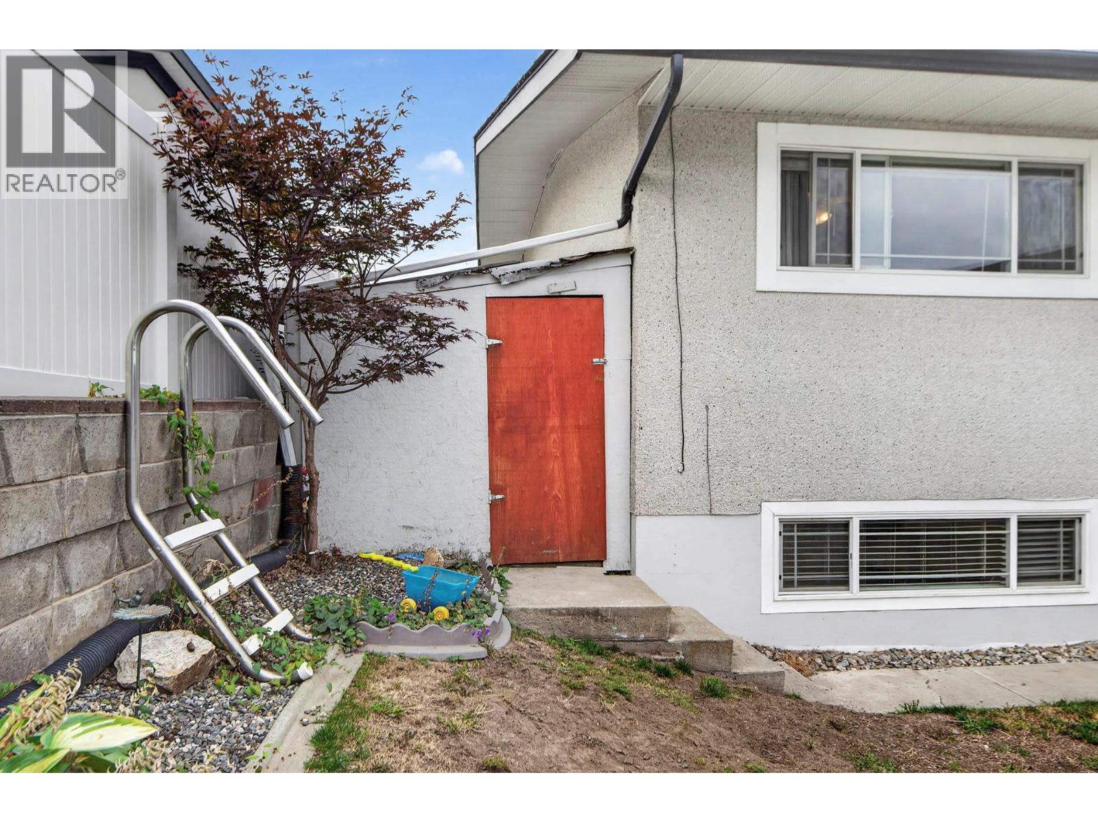 1515 ROBINSON Crescent