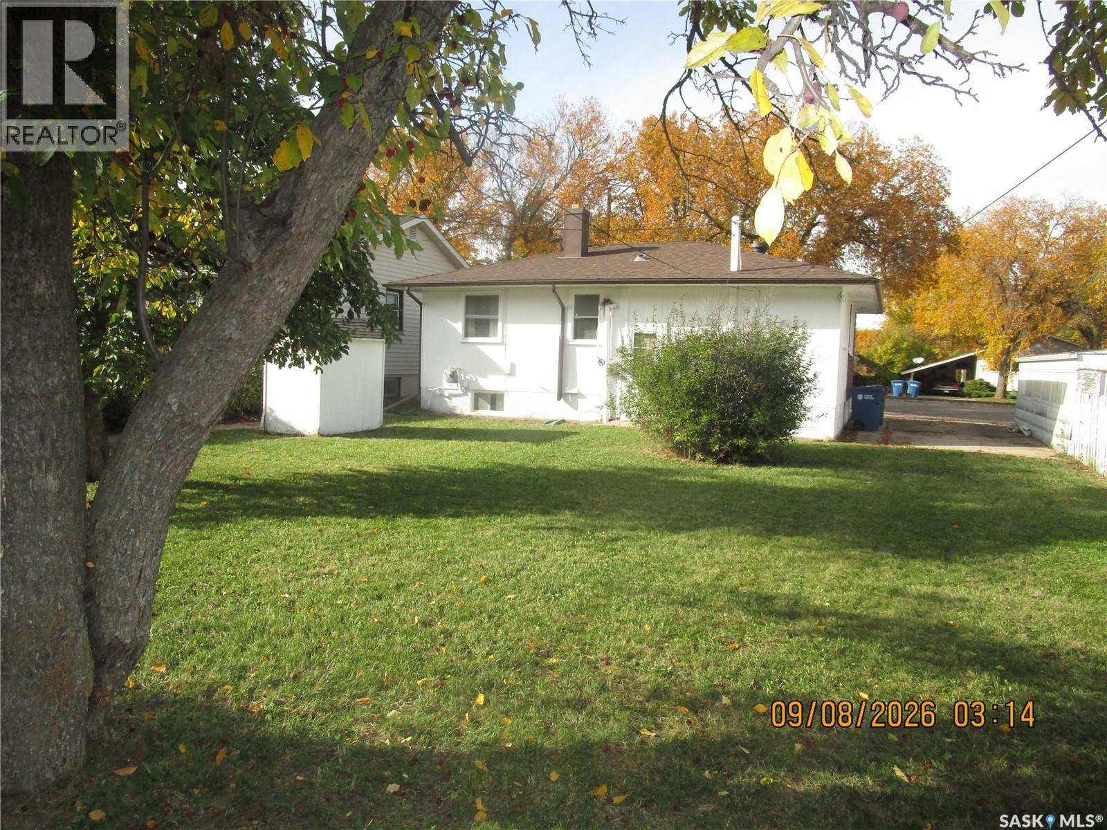 215 Dominion Road, Assiniboia, Saskatchewan  S0H 0B0 - Photo 2 - SK051127