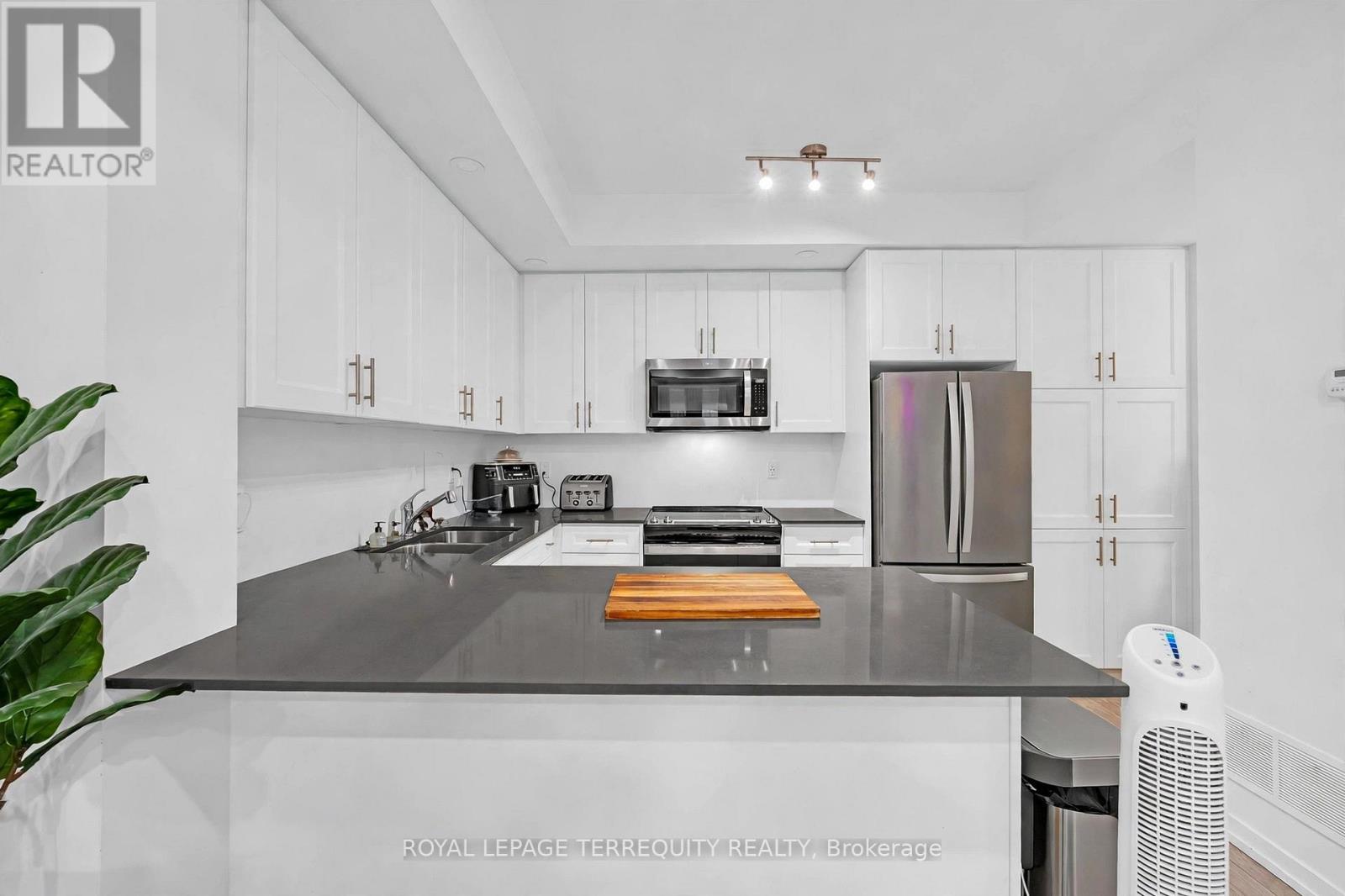 23 - 22 Lytham Green Circle, Newmarket, Ontario  L3Y 0H4 - Photo 1 - N14084252