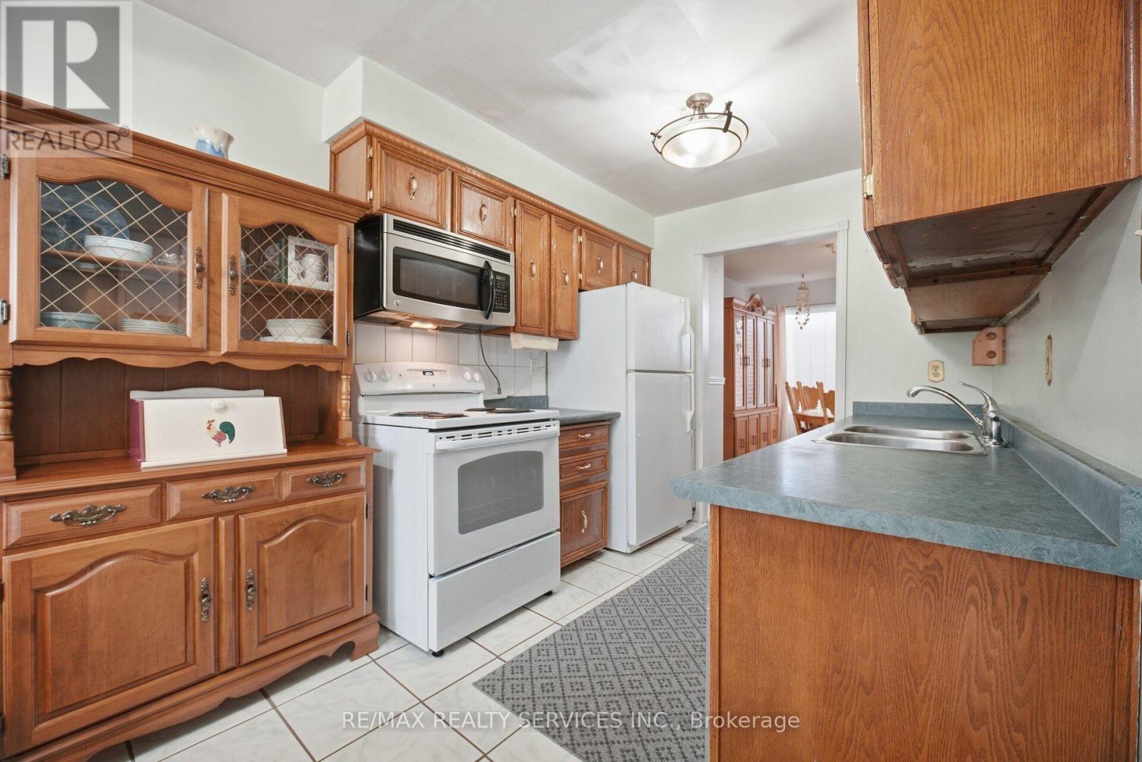 66 Hockley Path, Brampton, Ontario  L6V 3R3 - Photo 10 - W14084198