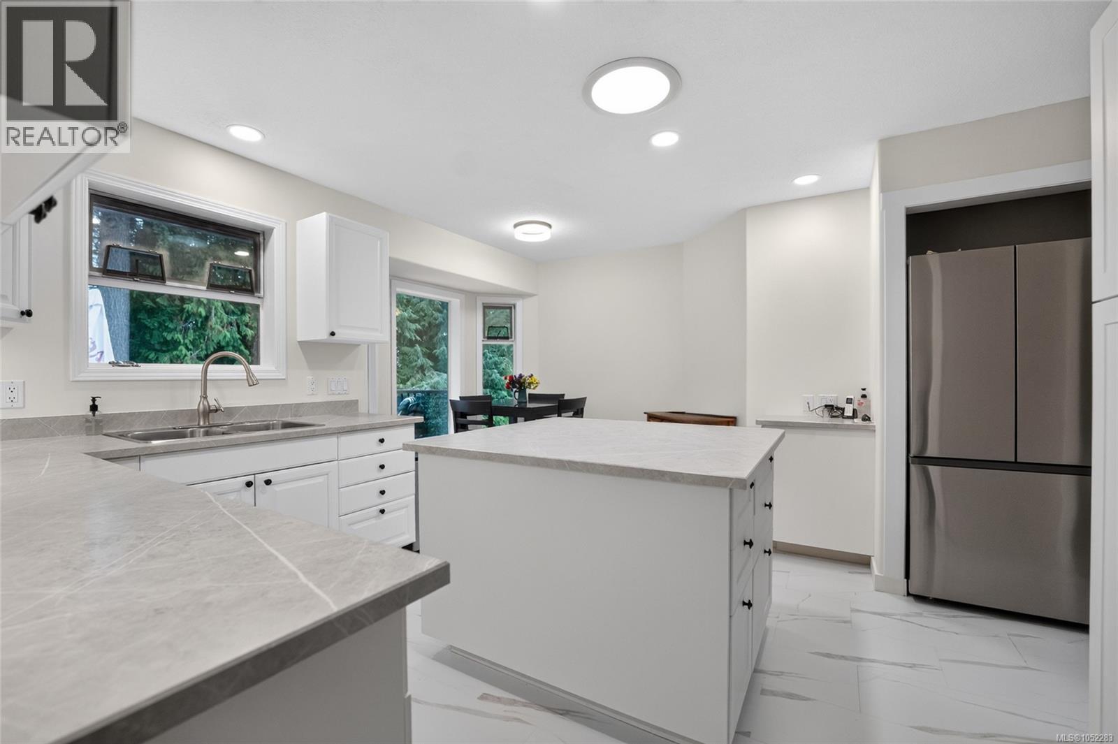 5334 Georgiaview Cres