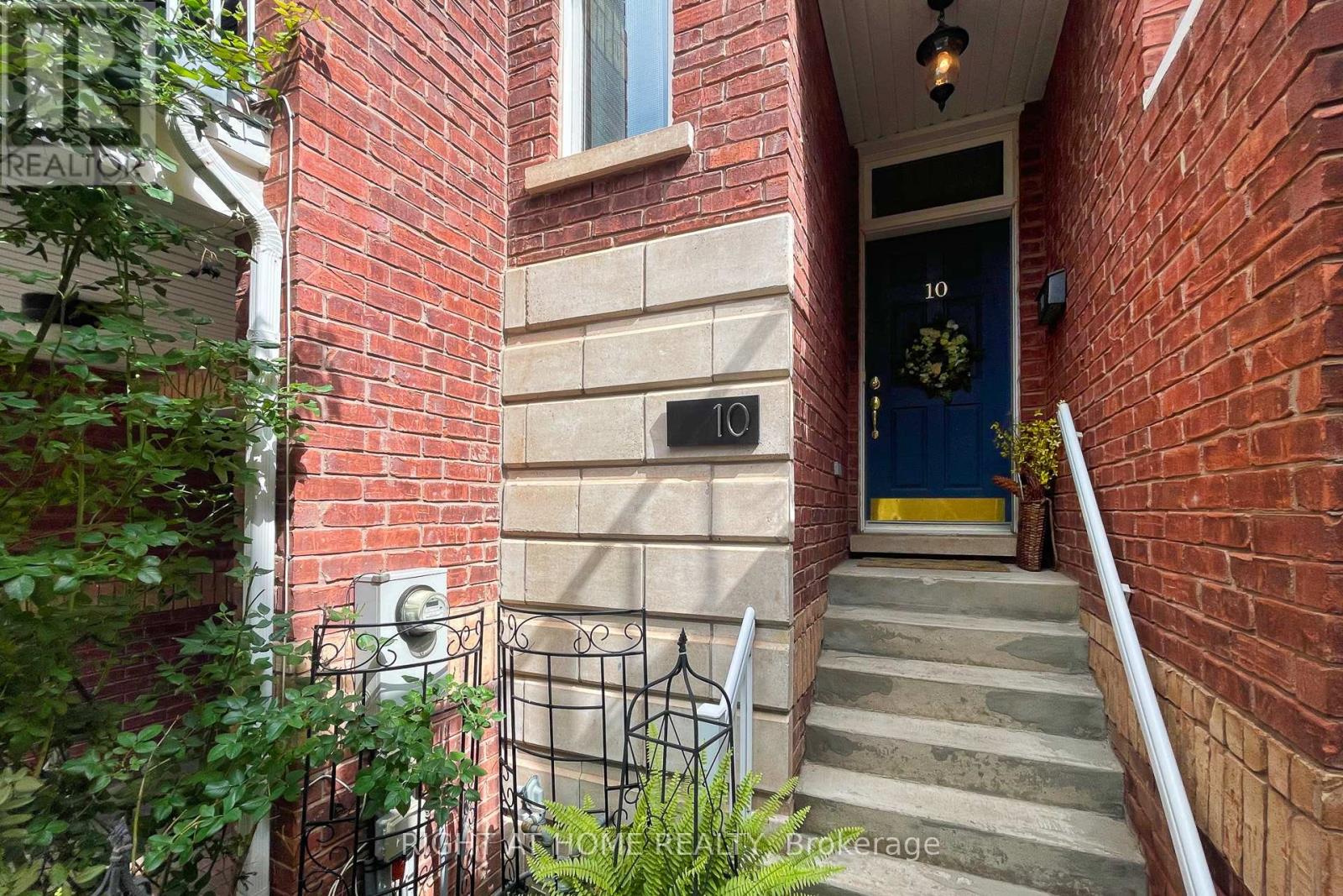 10 - 120 BRONTE ROAD, Oakville, Ontario