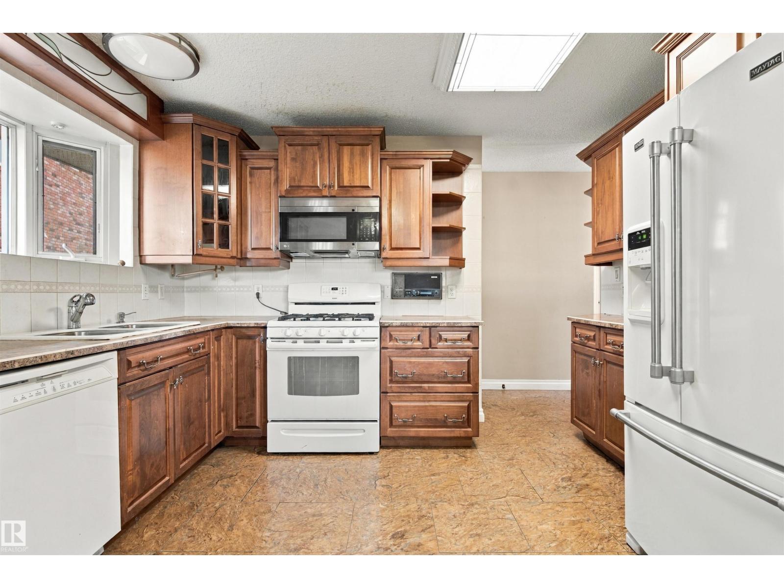 3224 89 ST NW
