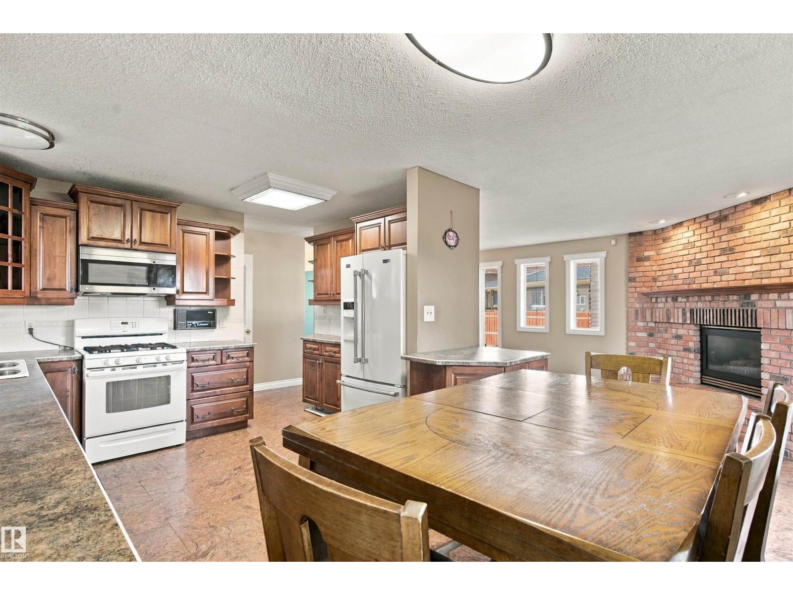 3224 89 ST NW