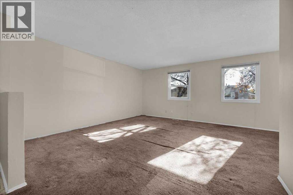32 Whitman Crescent NE