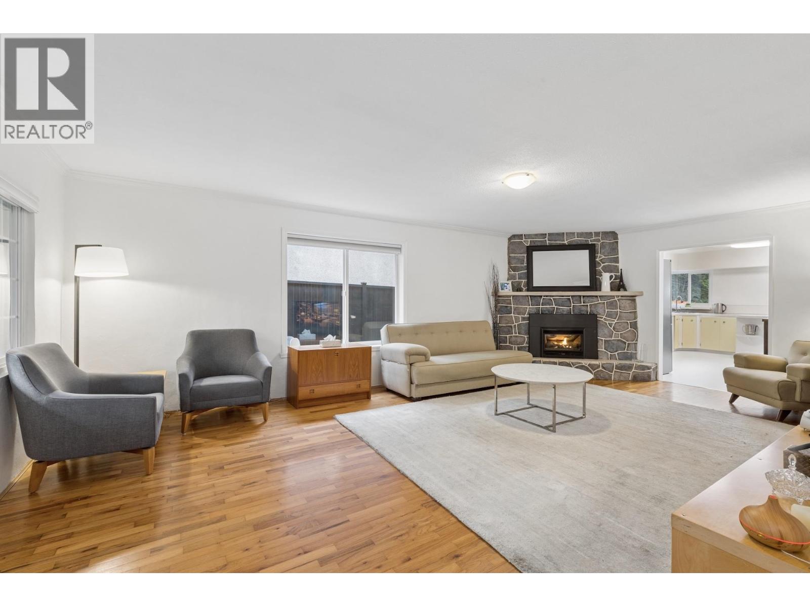 331 E 24th Street, North Vancouver, British Columbia  V7L 3E9 - Photo 2 - R3175796