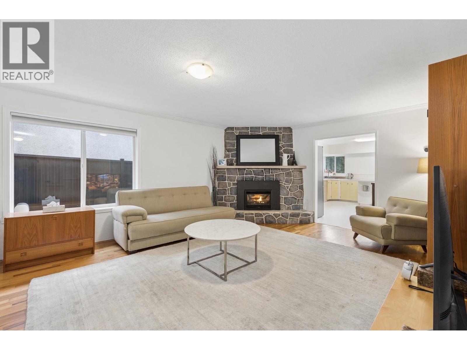 331 E 24th Street, North Vancouver, British Columbia  V7L 3E9 - Photo 3 - R3175796