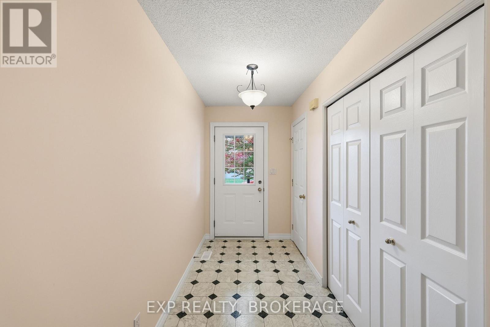 702 Maclean Court, Kingston (Kingston East (Incl Barret Crt)), Ontario  K7K 7L8 - Photo 4 - X14084372