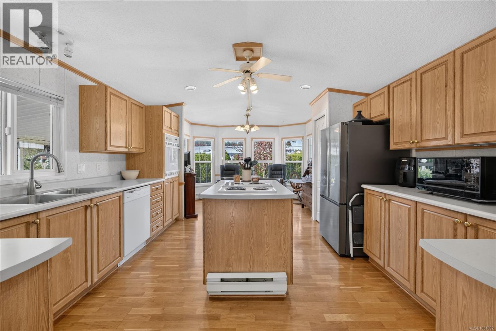 24 7401 Central Saanich Rd