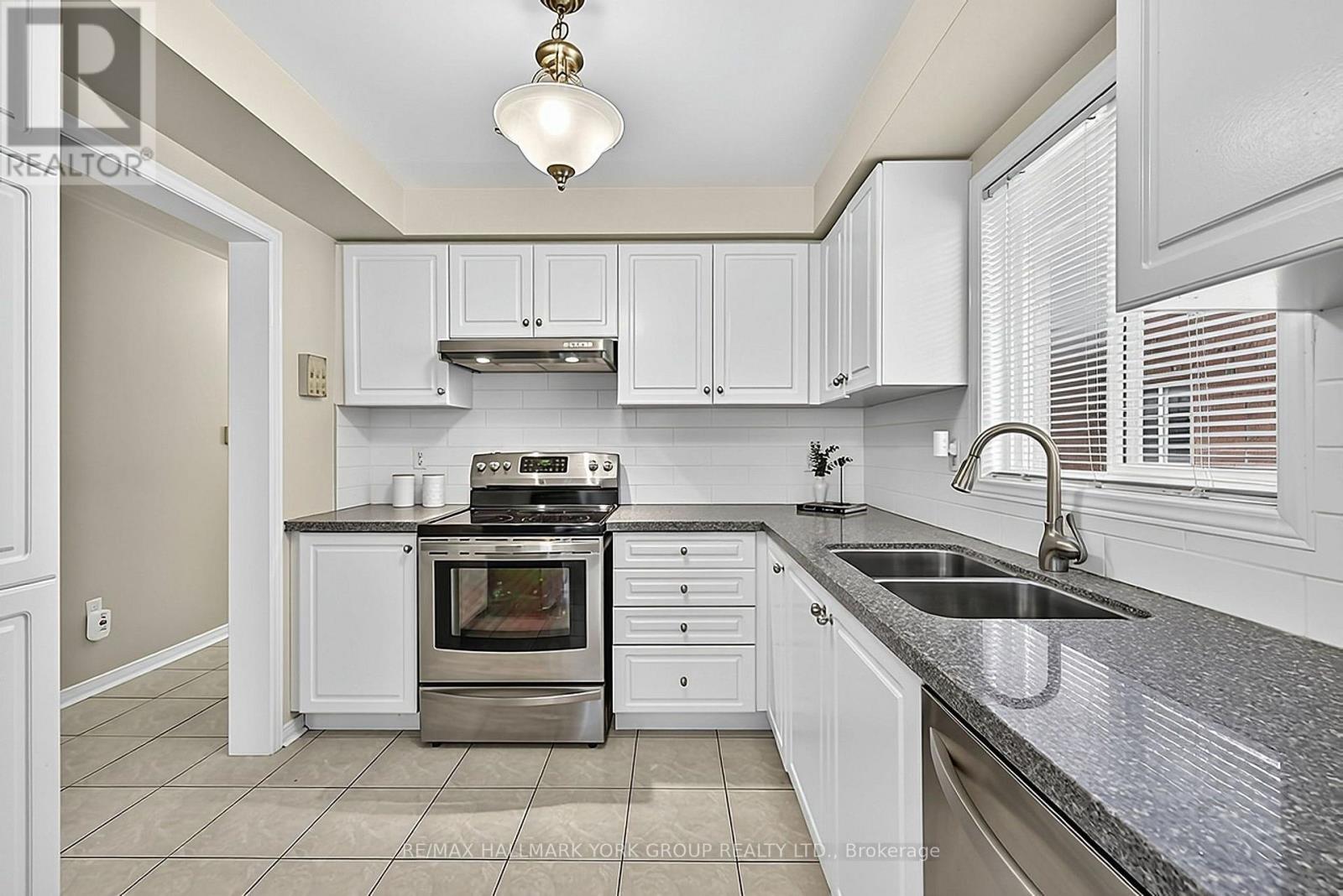 378 Marble Place, Newmarket (Woodland Hill), Ontario  L3X 2P1 - Photo 2 - N14084444
