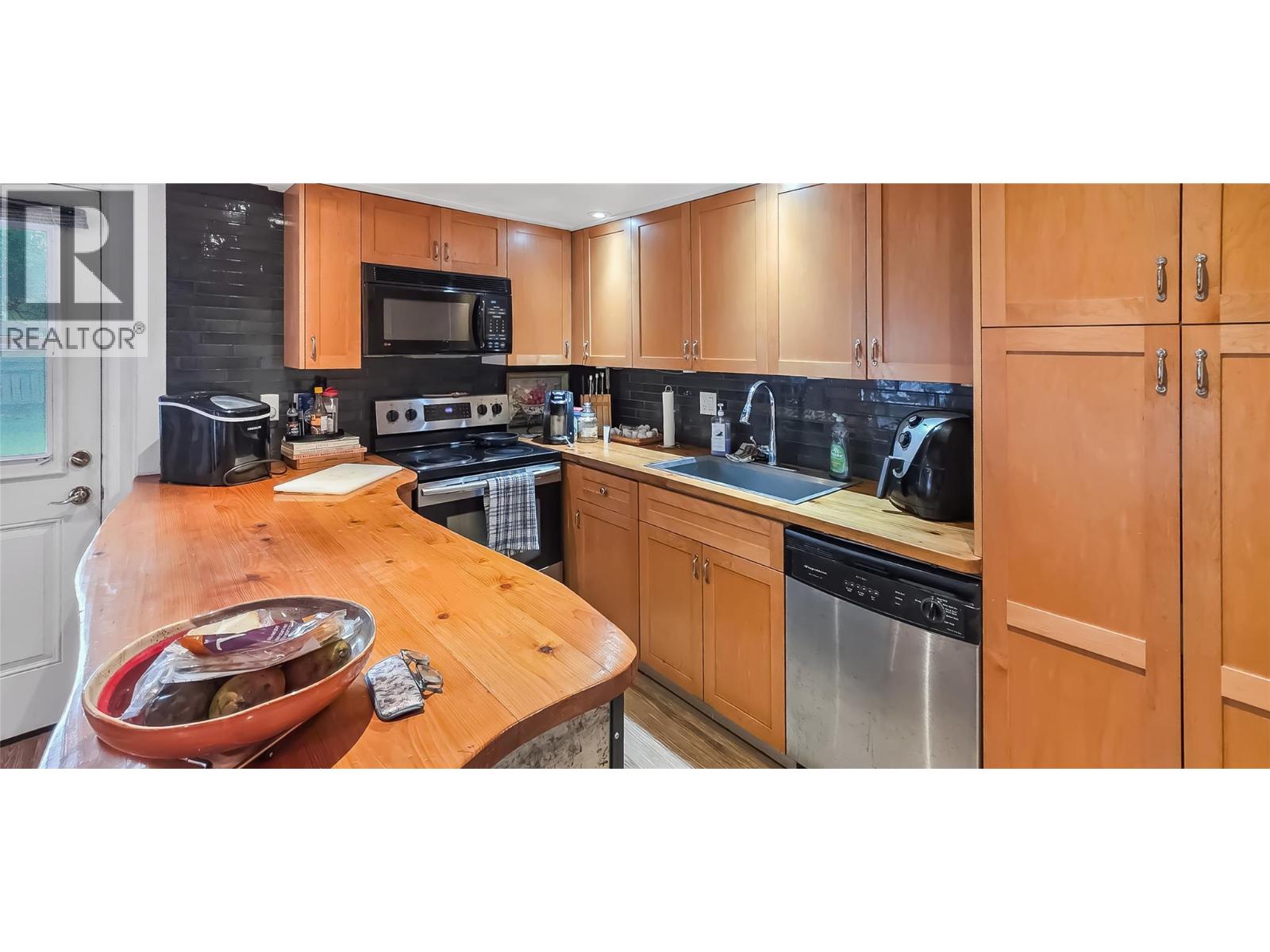 468 Sixth Avenue