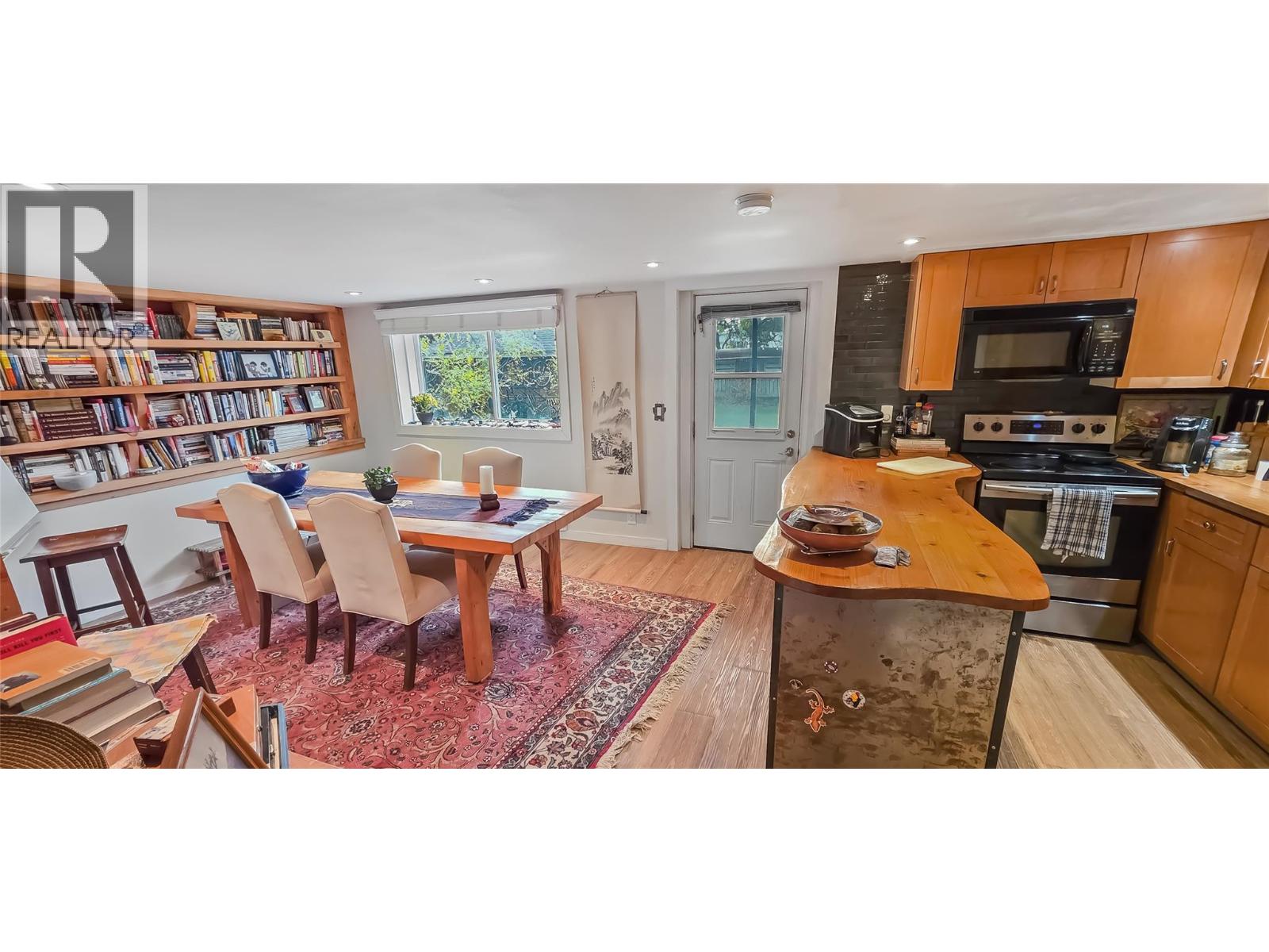 468 Sixth Avenue