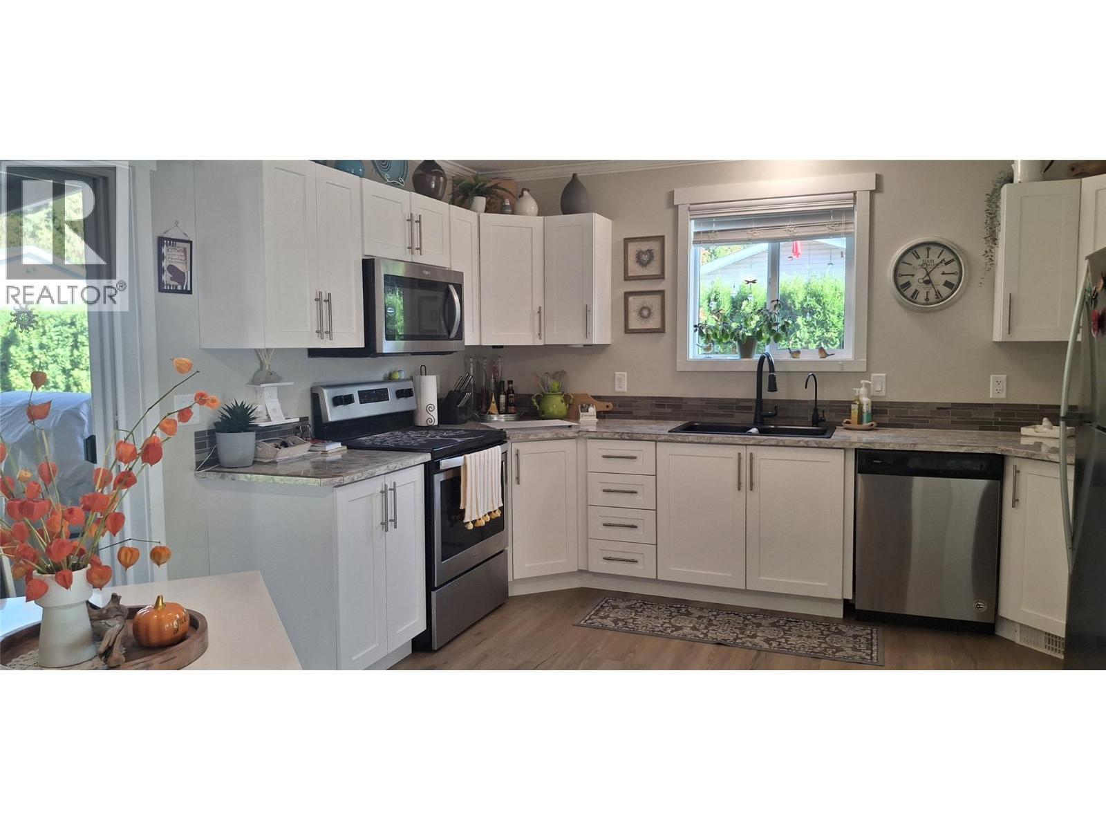 726 Whitehead Street, Sicamous, British Columbia  V0E 2V1 - Photo 4 - 10403681