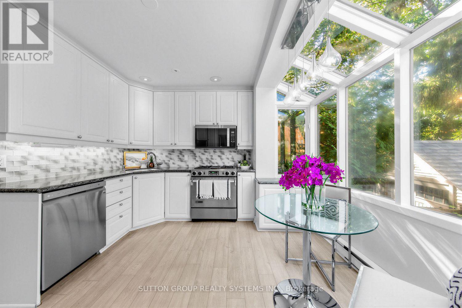 4 Brule Crescent, Toronto, Ontario  M6S 4H9 - Photo 8 - W13838192