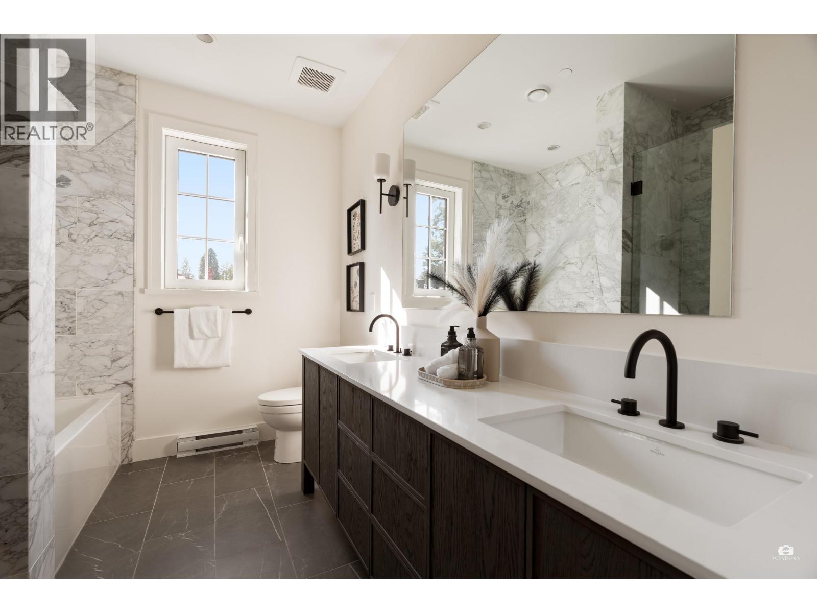3 1311 W 57th Avenue, Vancouver, British Columbia  V6P 1S7 - Photo 2 - R3175942