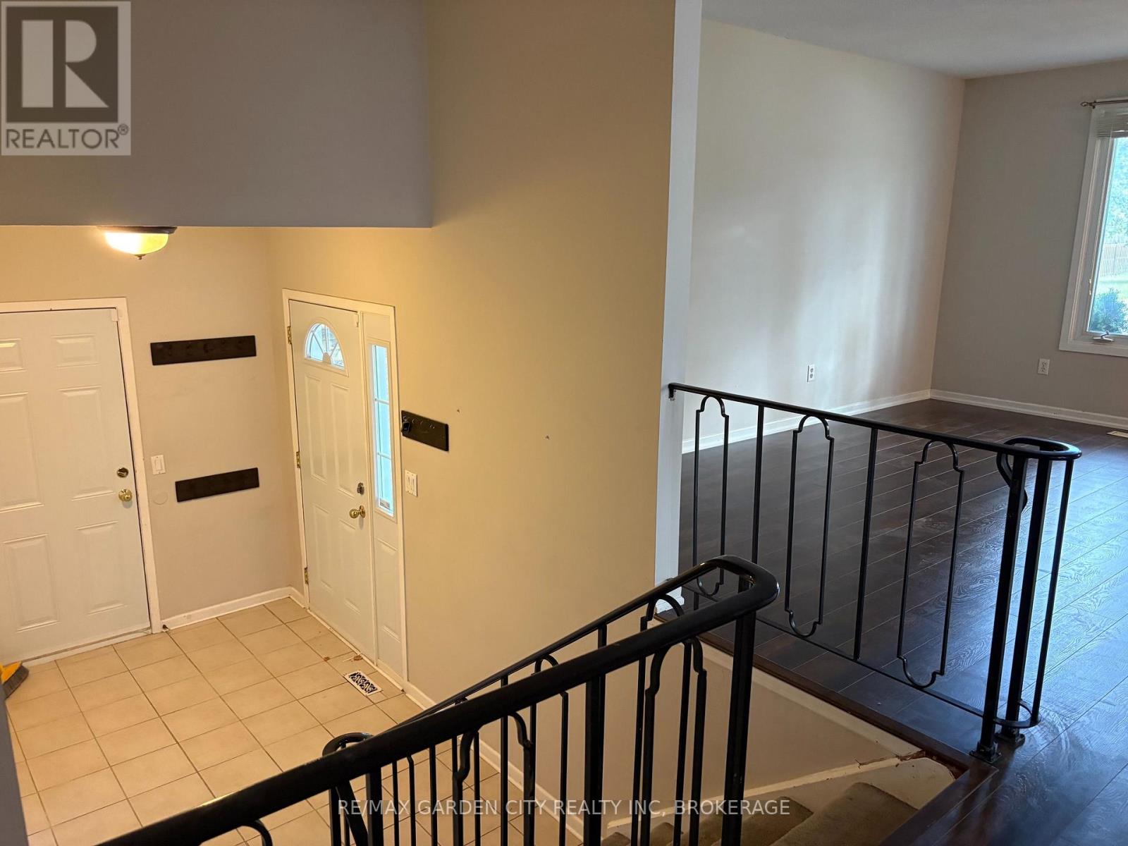 Upper - 9 Stonegate Drive, St. Catharines, Ontario L2P 3K9 - Photo 2 - X13807524