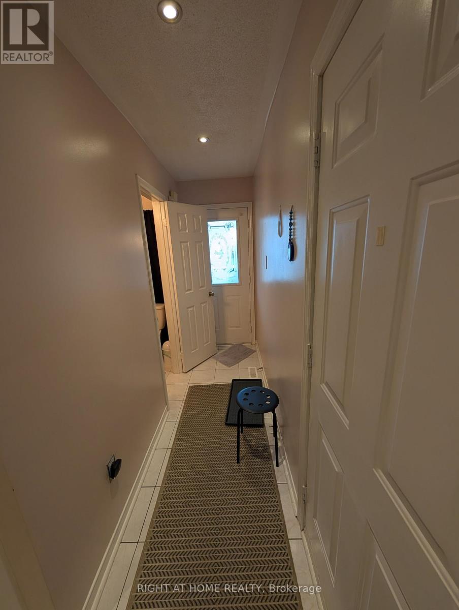 Upper - 3843 Densbury Drive, Mississauga, Ontario  L5N 6Z3 - Photo 5 - W14084902